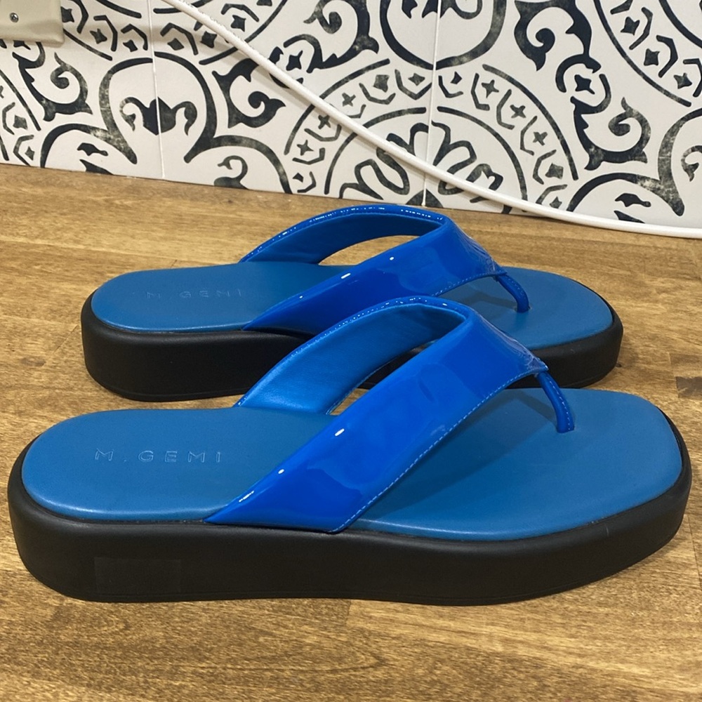 M. Gemí The Rosella Patent Leather Thong Sandals in Blue